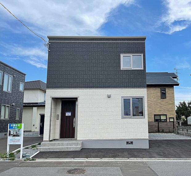 ホワイトとブラックでまとめたモノトーンで落ち着いた外観（2023年8月撮影）