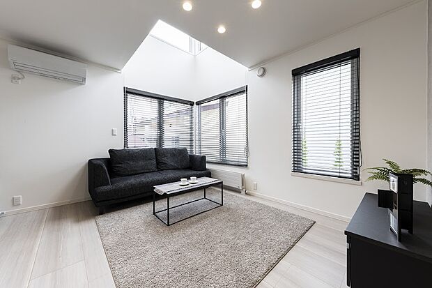 【Ｉ】リビング上部の吹抜け＆コーナー開口で開放感を感じられます（2024年6月撮影）