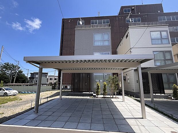 デザイン的な窓を採用し、位置を揃えた統一感のある外観（2024年7月撮影）