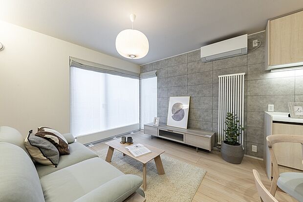 意匠性の高い大判背面タイルがLDKに一体感を感じさせます(2025年11月撮影)