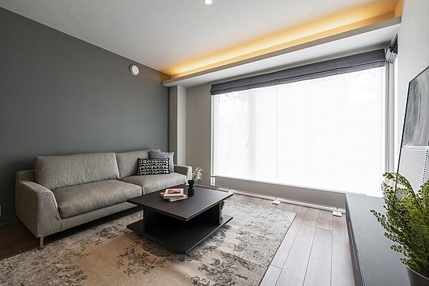 ソファ裏のグレーのアクセントクロスが目を引く空間（2025年5月撮影）