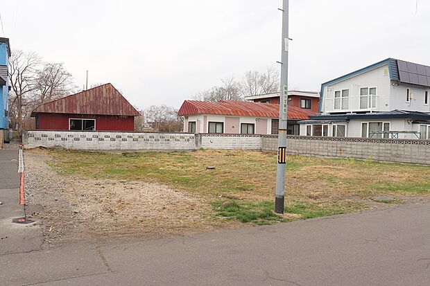 【区画2】左から撮影:バス停まで徒歩4分の嬉しい立地(2026年4月撮影)