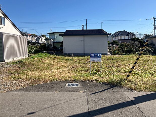 【区画1】正面:63.64坪の整形地。ゆとりの敷地でお好みの外構計画を!(2025年10月撮影)