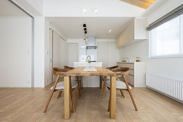 窓があり明るいダイニング。木目のテーブル＆チェアを合わせ、インテリアに統一感を◎（2024年3月撮影）