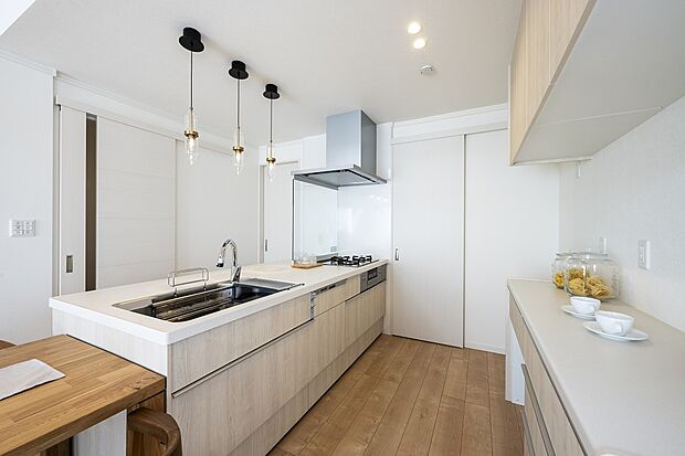 大容量の収納を備えたキッチン。家事の時短に役立つ食器洗い乾燥機付き！（2024年3月撮影）