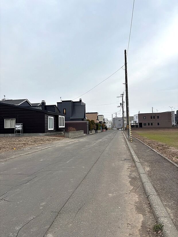 【前面道路(南東方面)】経済的な都市ガスを採用いただけるエリア（2026年4月撮影）