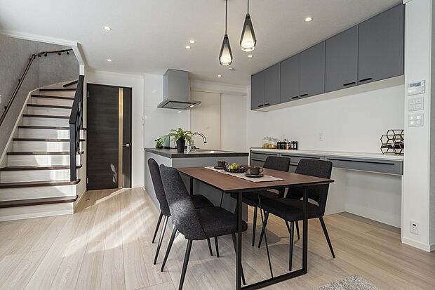 キッチンと横並びのダイニングは配膳が楽で家事の時短に♪（2025年1月撮影）