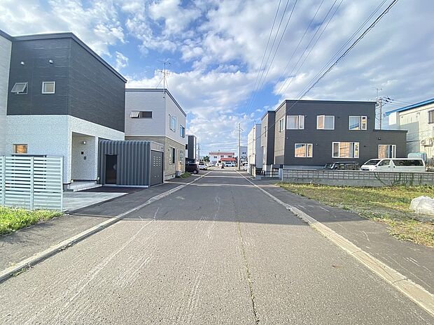 【前面道路(北方面)】歩道が整備された綺麗な道路です(2025年8月撮影)