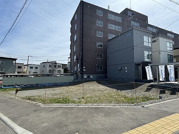 【区画4】西側から撮影：小学校まで徒歩5分！低学年のお子様の通学も安心です◎（2025年4月撮影）