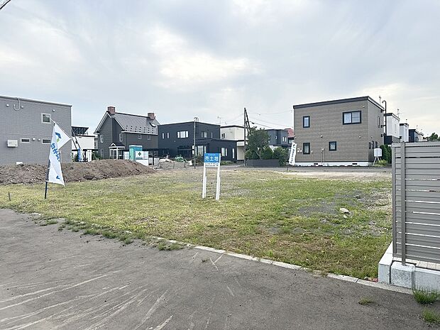 【区画3】右側から撮影：間口が9.6ｍあり、お車2台を並列で駐車可能です（2025年6月撮影）