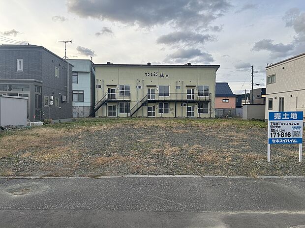 【No.2】220.00m2（66.55坪）の整形地。間口が10mありますのでお車を2つ並びに駐車できます（2025年10月撮影）