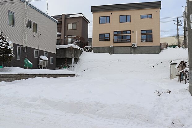 【右から撮影】間口が10ｍ以上あり、お車2台を並列で駐車可能です（2026年1月撮影）