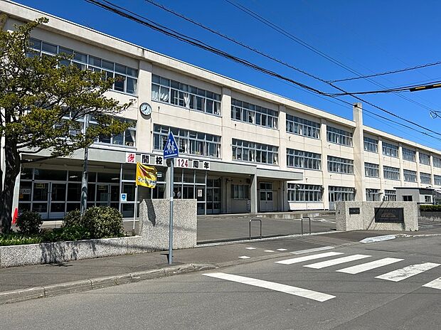 鴻城小学校まで徒歩9分（2023年5月撮影）