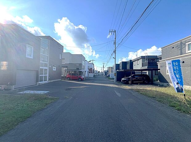 【前面道路(南東方面)】交通量の少ない閑静な住宅街です(2025年9月撮影)