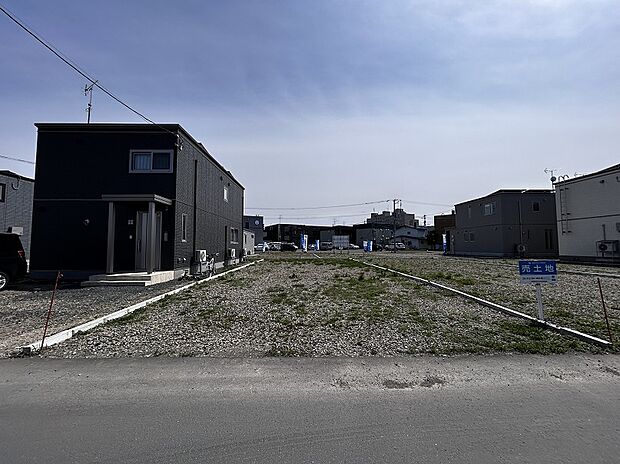 【区画10】正面左側：幅員9ｍの公道に接しています（2023年11月撮影）