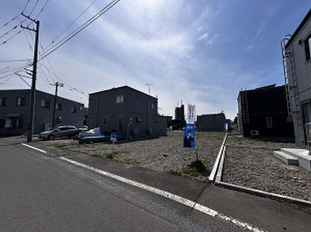 【左から撮影】幅員10ｍの公道に接しています（2025年4月撮影）