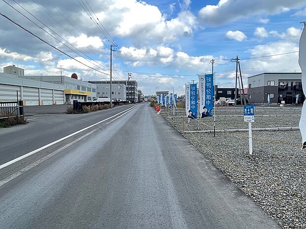 前面道路JR方面：JR函館本線「白石」駅まで自転車で約11分！通勤・通学に便利です（2023年11月撮影）