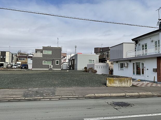 【区画1】正面：228m2(68.97坪)の整形地！南小学校が目の前で、低学年のお子様の通学も安心♪（2025年4月撮影）