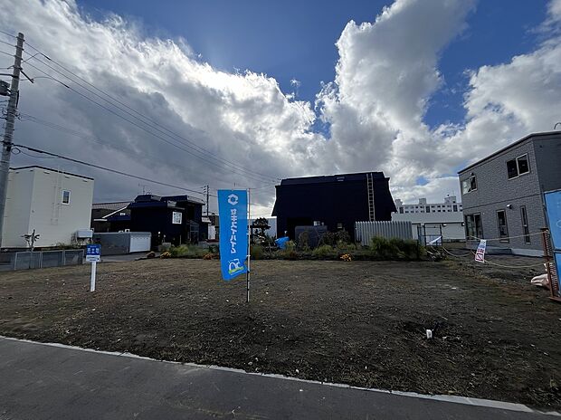 【No.2-6】北東から撮影：185.04m2（55.97坪）！角地のためプランニングの幅が広がります♪（2025年10月撮影）