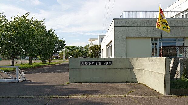 青葉小学校まで徒歩8分（2025年6月撮影）