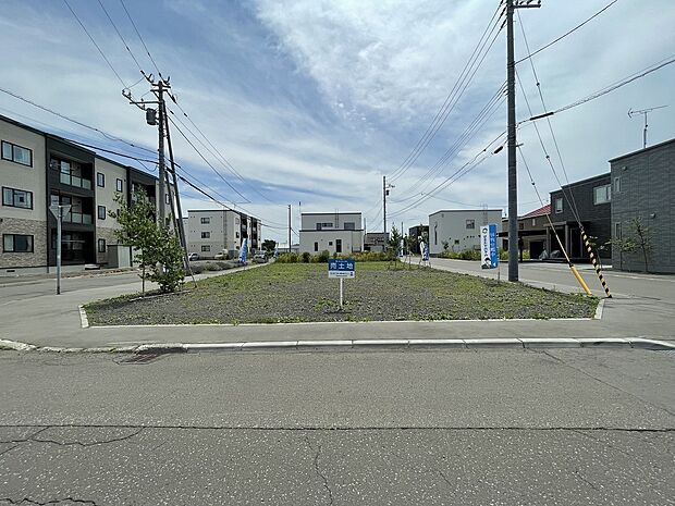 【区画1】北西側から撮影:50坪越えの平坦な角地(2025年6月撮影)