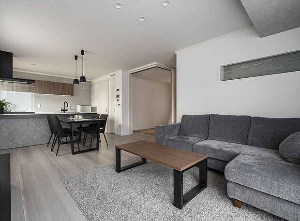 16帖のLDK。随所に黒のアイアンを取り入れたモダンなインテリア(2025年1月撮影)