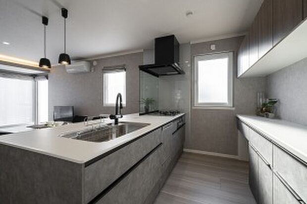 大容量の収納を備えたキッチン。ガスコンロの前には油跳ね防止でガラス板を備えております(2025年1月撮影)