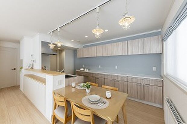 【No.2-7】爽やかなブルーのアクセントクロスが目を引くキッチンダイニング(2024年3月撮影)