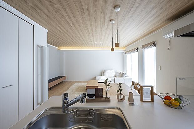 キッチンから見たリビングダイニング。フルフラットタイプなのでより視界が抜けます（2024年3月撮影）