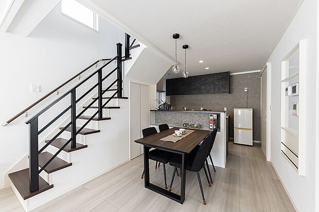 ダークカラーで統一したダイニング。階段の吹き抜けから気持ちのいい光が射し込みます(2024年3月撮影)