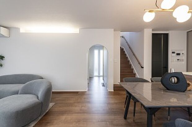 アーチ壁のアクセントがLDKの柔らかな照明計画と調和します（2025年11月撮影）