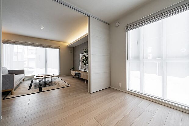 続き間で開放感のある洋室1。2面の採光が明るく心地のよい空間です(2025年3月撮影)