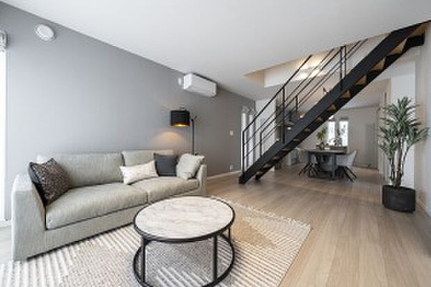 オープン階段が主役の広々LDK。フリースペースを含めると24.6帖の広々空間に（2024年12月撮影）