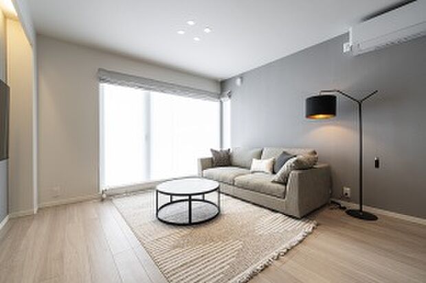 グレージュでまとめた柔らかいテイストのインテリア（2024年12月撮影）