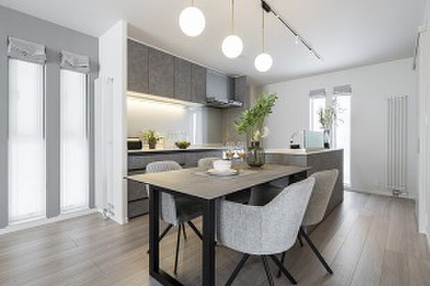 可愛らしいペンダントライトをセレクトしたダイニング（2024年12月撮影）