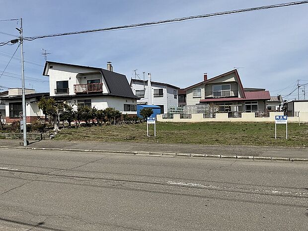 【区画2】右から撮影：前面道路が15mあり、冬の道も安心です（2025年4月撮影）