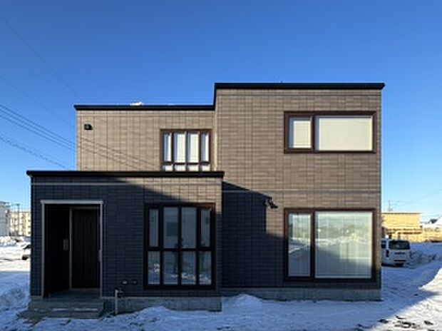 ブラックのタイル外壁が高級感のある印象を与える外観（2026年1月撮影）