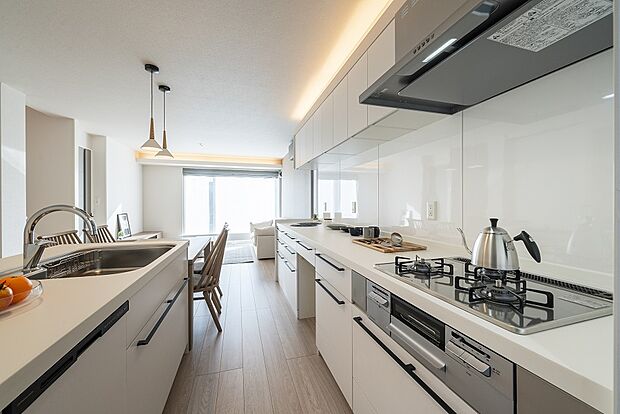 作業スペースが広々としたII型キッチン採用！家事の時短に役立つ食器洗い乾燥機付き♪（2024年11月撮影）