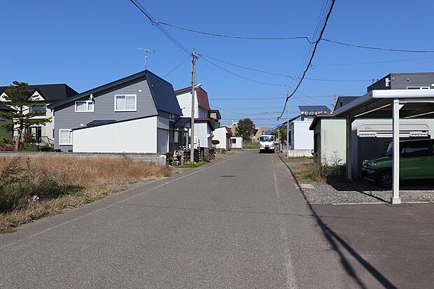 【前面道路(北方面)】前面道路が7m以上あり、冬道も安心です(2025年10月撮影)