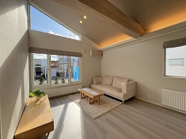 夜は間接照明に癒される憩いの空間に（2025年10月撮影）