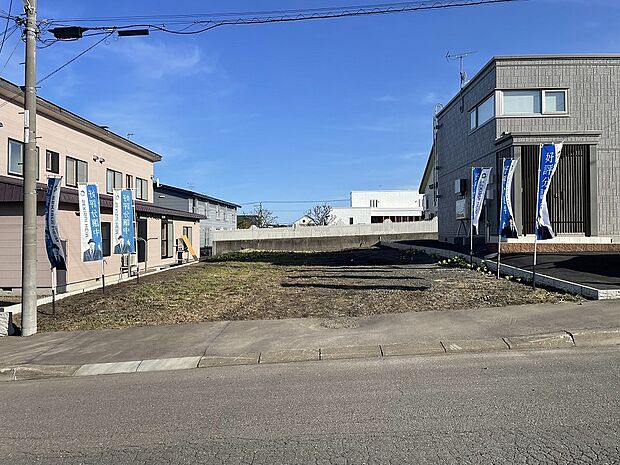 正面：306.97m2(92.85坪)のゆとりの敷地！（2025年4月撮影）