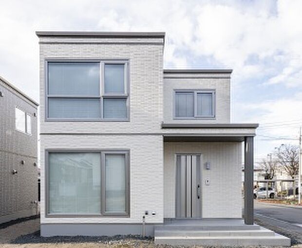 【No.2】ホワイトの外壁にシルバーの窓サッシをあわせたシンプルモダンな外観（2025年11月撮影）