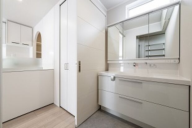 【洗面室】窓があり明るく清潔感のある洗面室。水はけのよいクッションフロア採用です（2025年5月撮影）