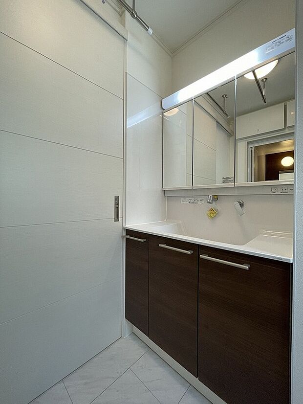 【サニタリー】サニタリーには洗面台収納の他、壁面収納もございます（2023年2月撮影）