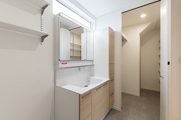 【【No.1】サニタリー】窓があり明るく清潔なサニタリー。収納も備えております（2023年9月撮影）