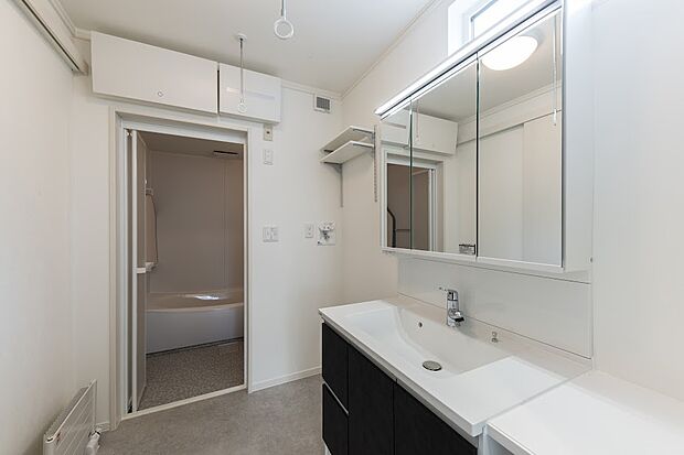 【【Ｉ】サニタリー】髪の毛が目立ちにくい配色のクッションフロアを採用したサニタリー（2024年6月撮影）