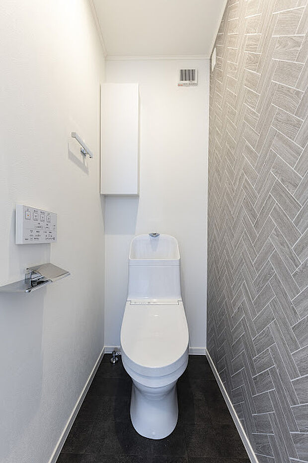 【【I】2階トイレ】デザイン的なアクセントクロスを採用した2階トイレ（2024年6月撮影）