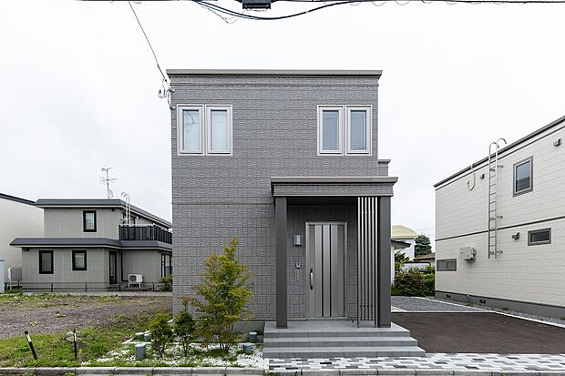 【【II】外観】グレーでまとめた高級感のある外観（2024年6月撮影）