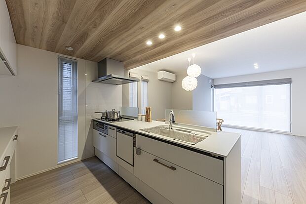 【キッチン】天井下がりの木目が白無垢のキッチンにアクセントを加えます（2025年11月撮影）