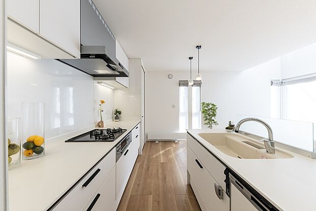 【キッチン】作業スペースが広いII型キッチン採用(2025年9月撮影)